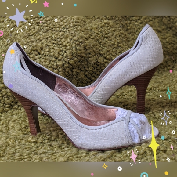 HOUSE OF DEREON BY BEYONCE " ENIGMA" PUMPS - Picture 4 of 5